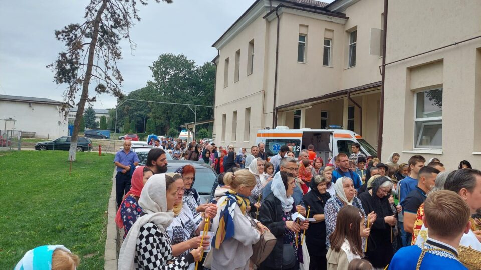 Zeci de credincioși au participat la procesiunea cu Icoana Maicii Domnului-Făcătoare de minuni, la Biserica Spitalului Județean de Urgență „Sfântul Ioan cel Nou”