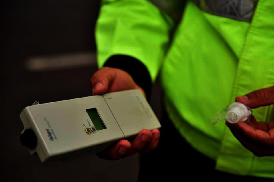 Bărbatul a fost testat cu aparatul etilotest, care a indicat o valoare de 1,59 mg/l alcool pur în aerul expirat Sursa ziarulderoman.ro Bărbatul a fost testat cu aparatul etilotest, care a indicat o valoare de 1,59 mg/l alcool pur în aerul expirat Sursa ziarulderoman.ro
