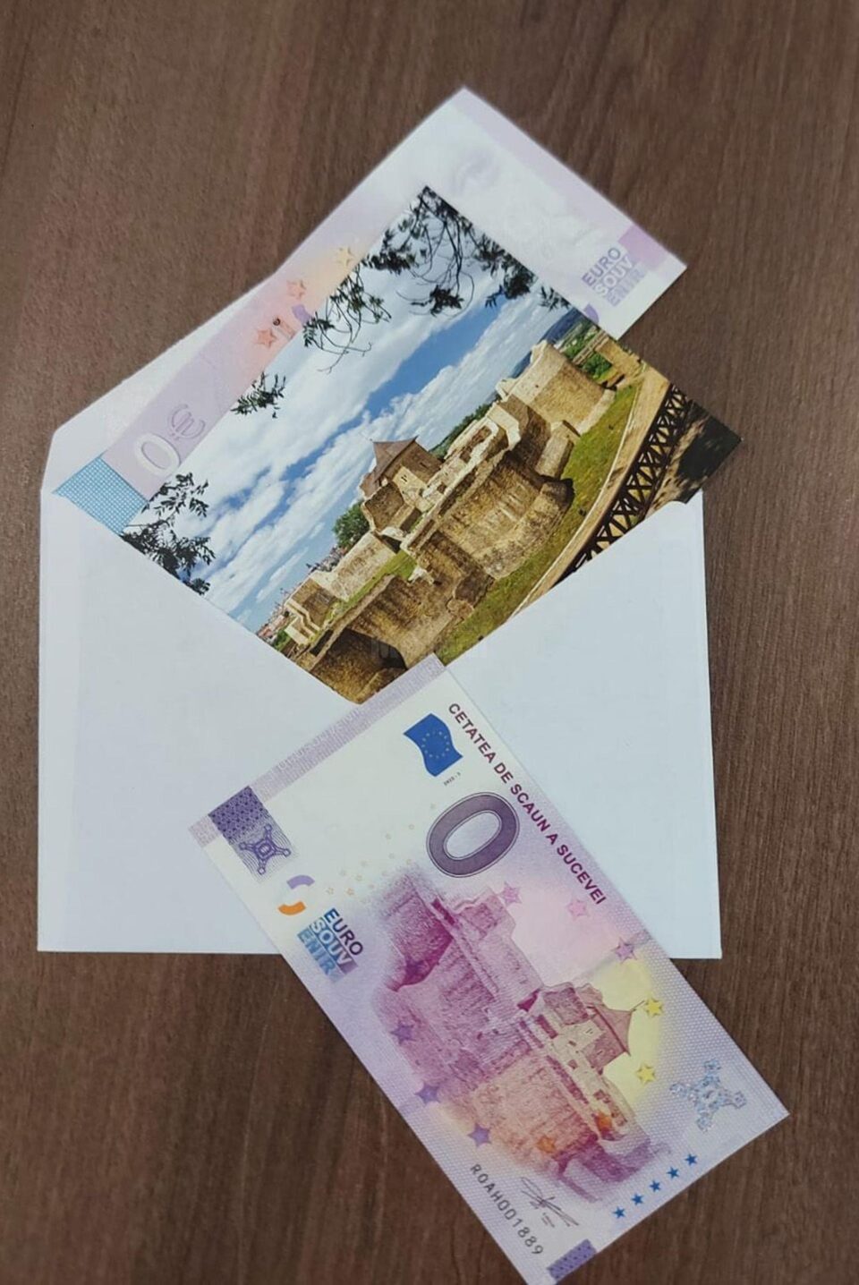 Bancnota suvenir de 0 euro, cu Cetatea de Scaun a Sucevei