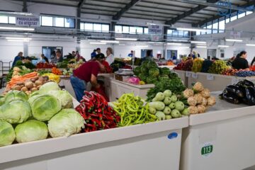 Tarifele pentru producători și comercianți în Piața Mică din Suceava nu se majorează, după modernizare