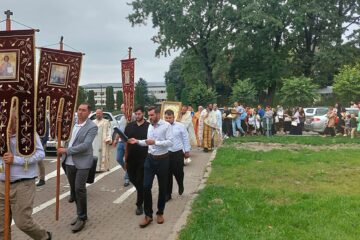 Zeci de credincioși au participat la procesiunea cu Icoana Maicii Domnului-Făcătoare de minuni, la Biserica Spitalului Județean de Urgență „Sfântul Ioan cel Nou”