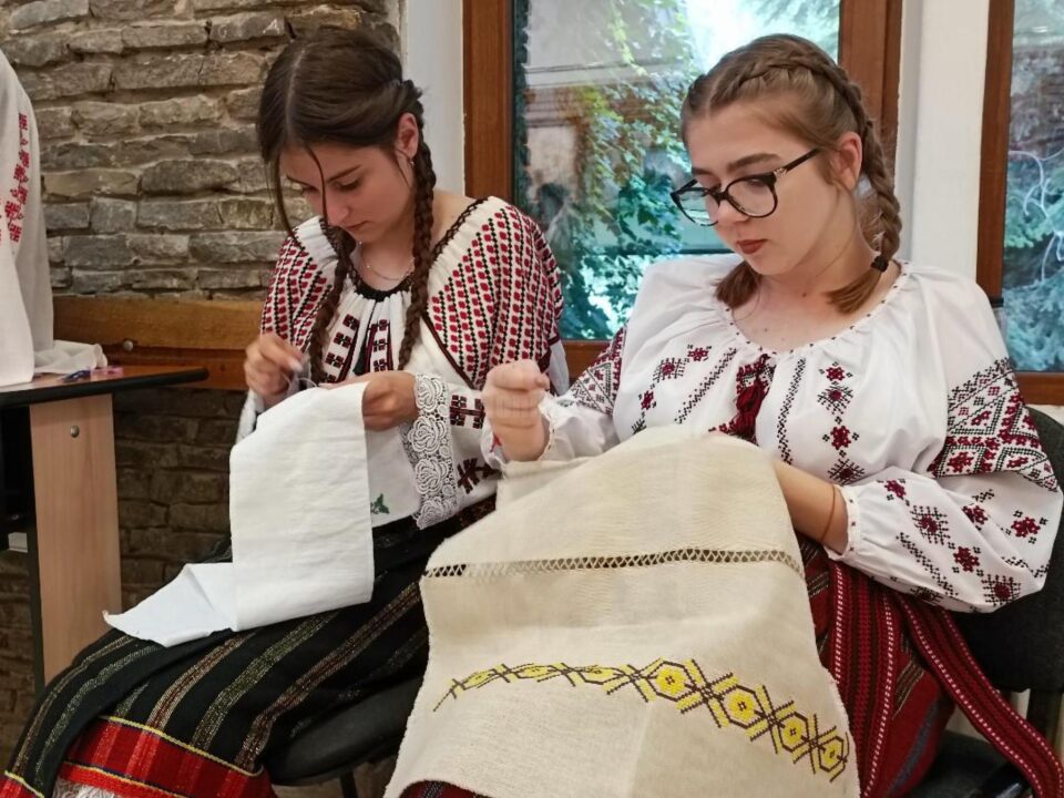 Tinere eleve cusatorese in cadrul expozitiei din universitate