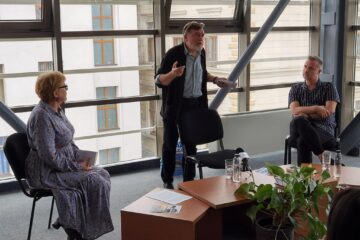Maestrul Matei Vișniec, alături de directorul TMMSV, Angela Zarojanu, și regizorul Alexandru Nica