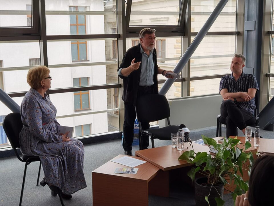 Maestrul Matei Vișniec, alături de directorul TMMSV, Angela Zarojanu, și regizorul Alexandru Nica Maestrul Matei Vișniec, alături de directorul TMMSV, Angela Zarojanu, și regizorul Alexandru Nica