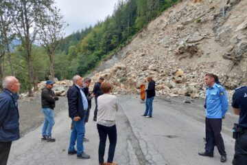 Drum blocat de alunecările de pe versant
