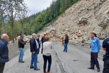 Drum blocat de alunecările de pe versant
