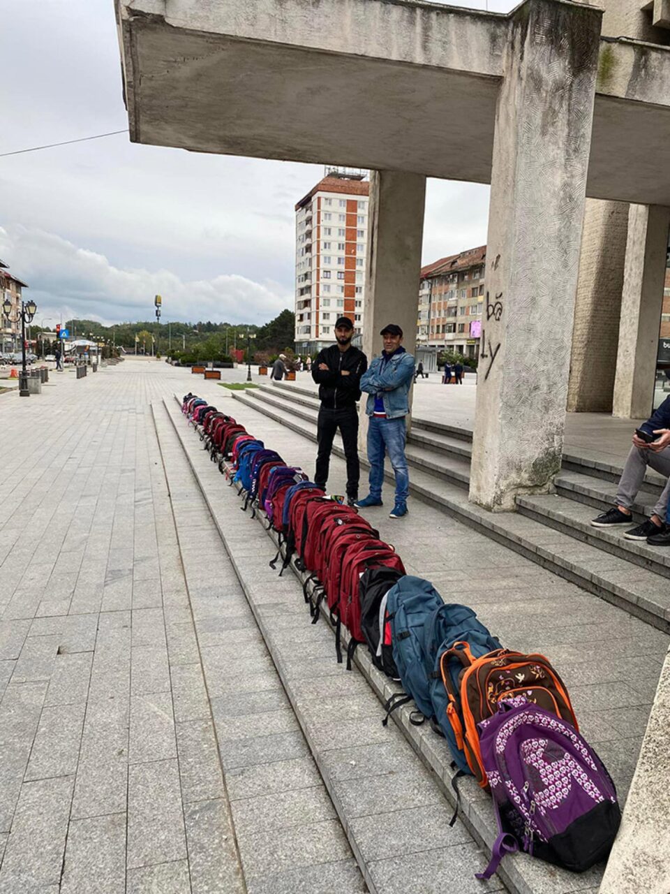 91 de ghiozdane echipate pentru școală și aproape 6.000 de lei strânși sâmbătă pentru mai mulți copii din familii nevoiașe 91 de ghiozdane echipate pentru școală și aproape 6.000 de lei strânși sâmbătă pentru mai mulți copii din familii nevoiașe
