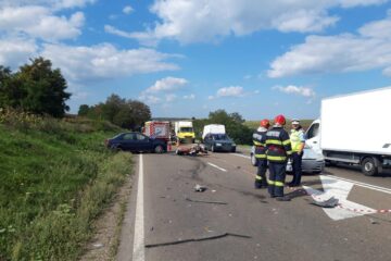 Accidentul în care au fost implicate două autoturisme și o motocicletă