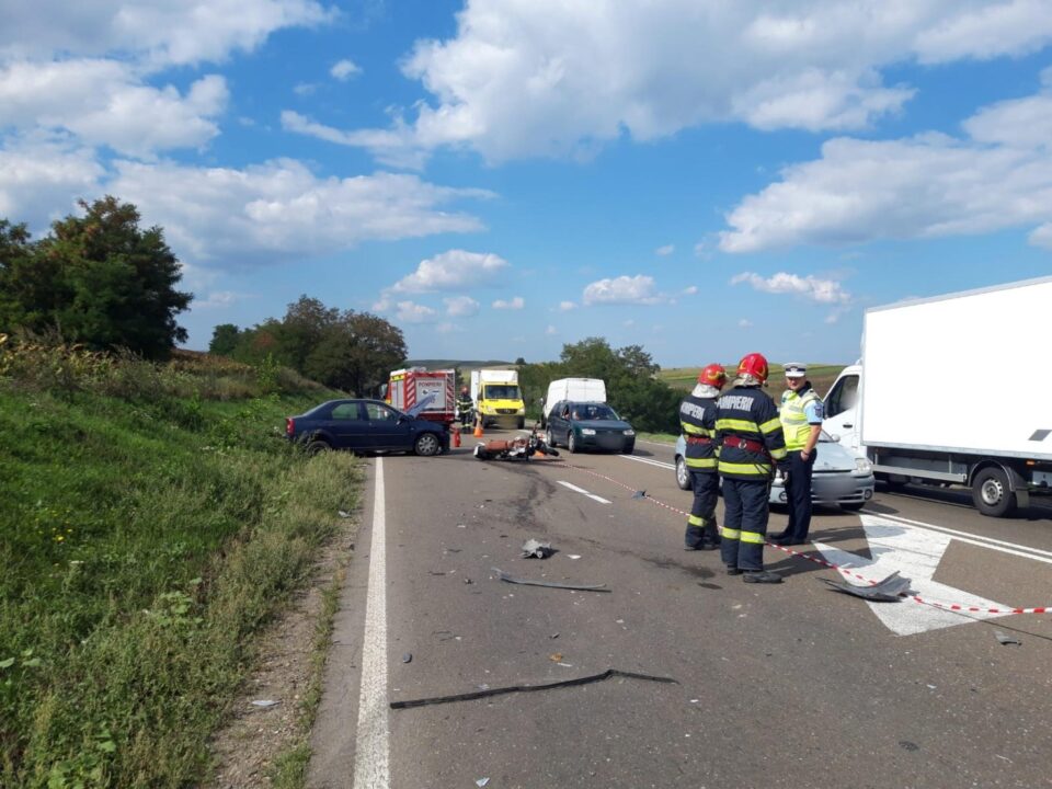 Accidentul în care au fost implicate două autoturisme și o motocicletă
