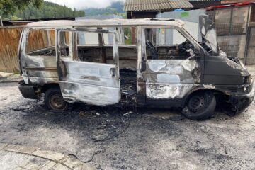 Microbuzul incendiat Foto RADIO DORNA