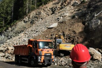 Se lucrează în continuare pentru degajarea carosabilului