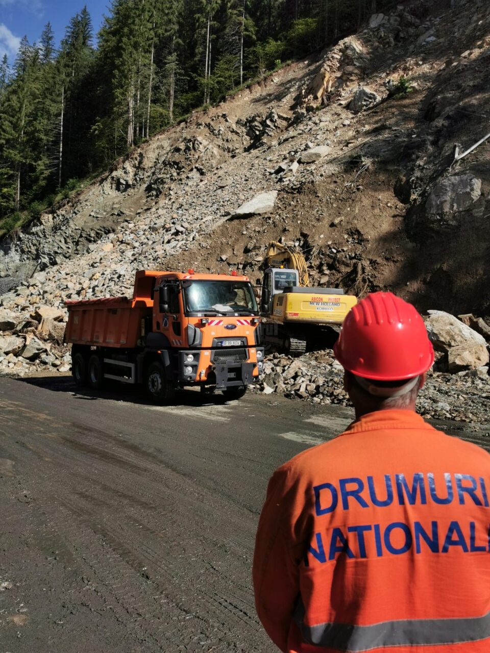 Se lucrează în continuare pentru degajarea carosabilului