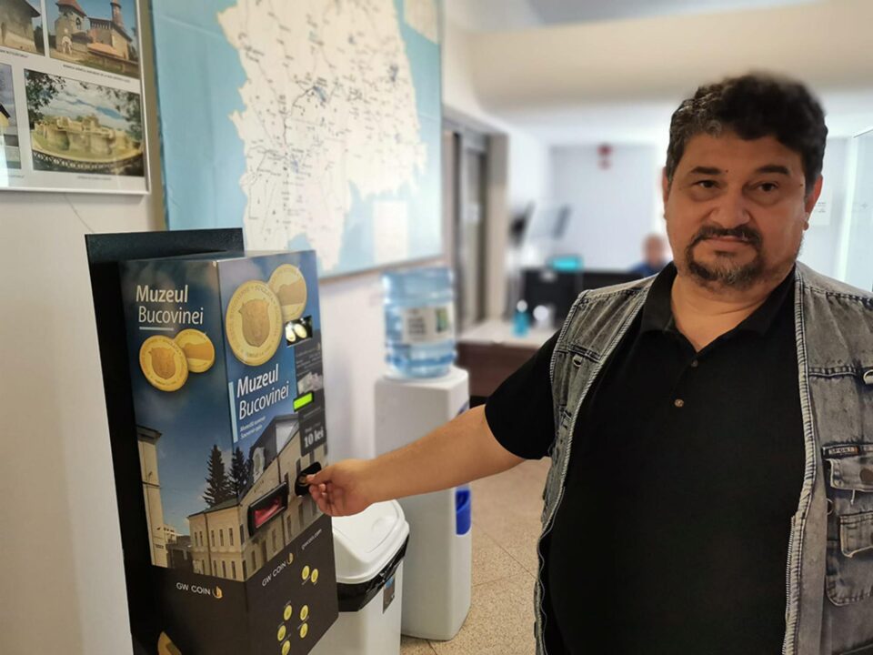 Directorul Emil Ursu cu moneda cu Muzeul de Istorie din Suceava
