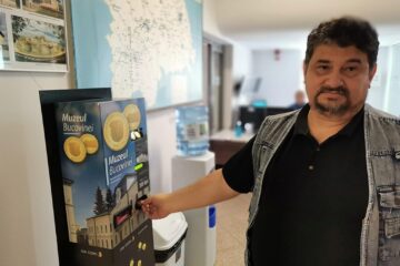 Directorul Emil Ursu cu moneda cu Muzeul de Istorie din Suceava