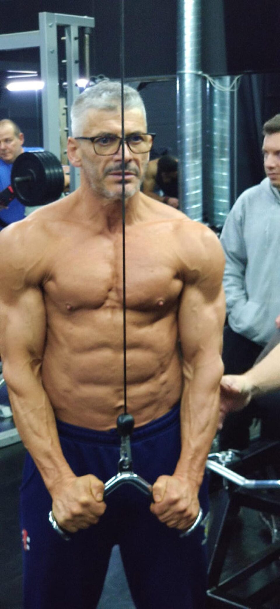 A slăbit aproape 70 de kilograme și a ajuns la 52 de ani Campion Național de Culturism