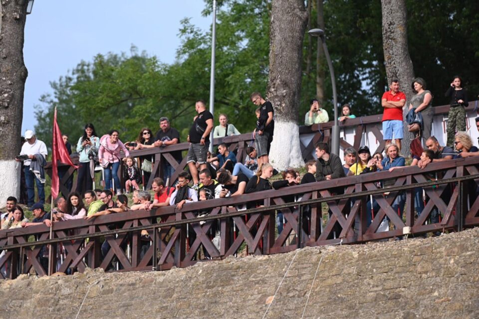 Aproape 95.000 de vizitatori și peste 100.000 de euro încasați din vânzarea biletelor în august, la Cetate și Muzeul Satului Bucovinean Aproape 95.000 de vizitatori și peste 100.000 de euro încasați din vânzarea biletelor în august, la Cetate și Muzeul Satului Bucovinean