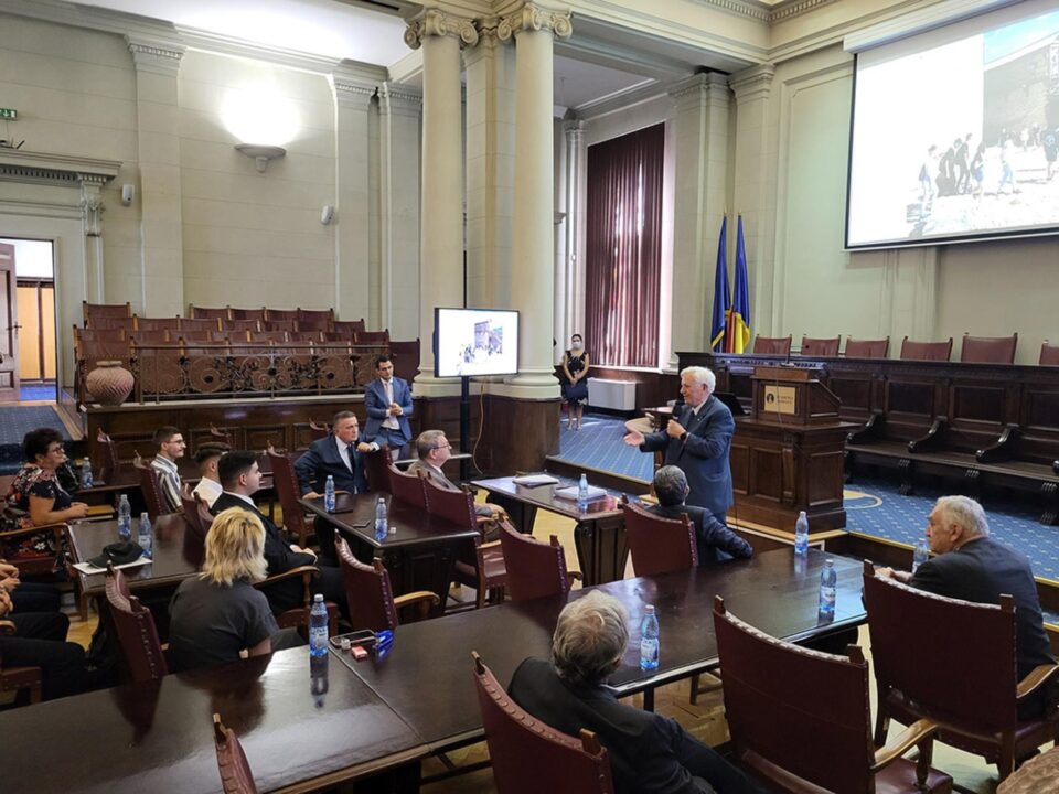 Zece elevi olimpici, însoțiți de părinți, au semnat contractele de acordare a bursei de merit din partea Academiei Române pentru anul școlar 2022-2023 Foto: Academia Română
