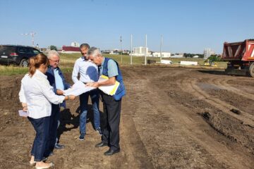 Primarul Ion Lungu, la vizita în teren a viitorului complex sportiv, împreuncă cu directorul general al CNI, Manuela Pătrășcoiu