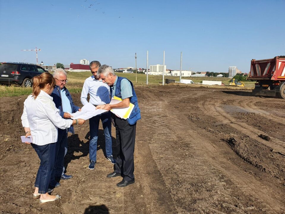 Primarul Ion Lungu, la vizita în teren a viitorului complex sportiv, împreuncă cu directorul general al CNI, Manuela Pătrășcoiu