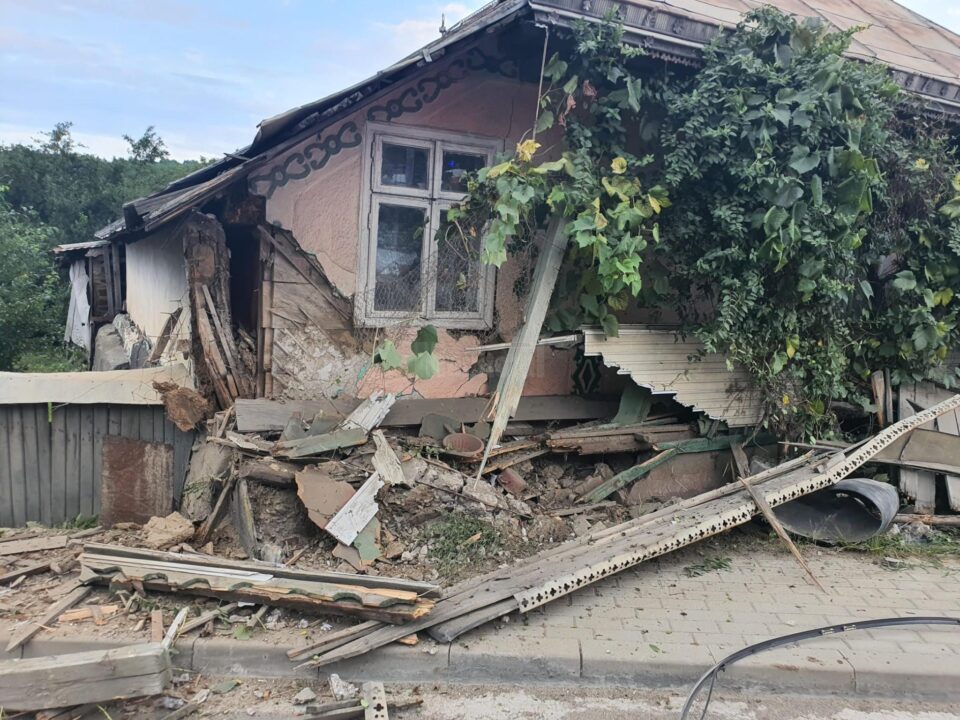O mașină scapătă de sub control s-a izbit într-o casă și s-a răsturnat