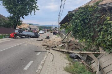 O mașină scapătă de sub control s-a izbit într-o casă și s-a răsturnat