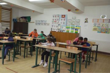 Fosta sală de sport, transformată în sală de clasă