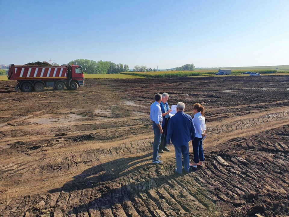 Primarul Ion Lungu, la vizita în teren a viitorului complex sportiv, împreună cu directorul general al CNI, Manuela Pătrășcoiu Primarul Ion Lungu, la vizita în teren a viitorului complex sportiv, împreună cu directorul general al CNI, Manuela Pătrășcoiu