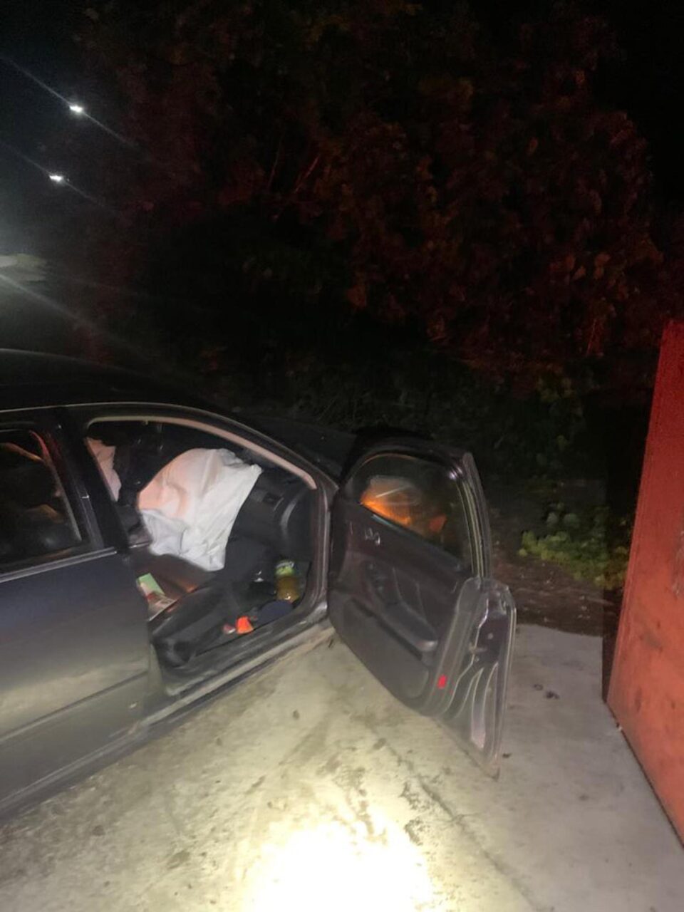 Mașina intrată în gard în timpul urmăririi