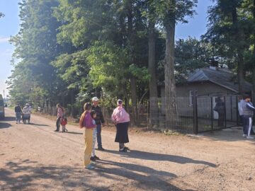 Elevi din Stamate învață într-o școală de chirpici, de 60 de ani, cu toalete noi, dar nefuncționale