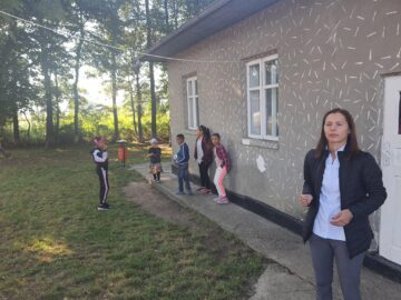 Elevi din Stamate învață într-o școală de chirpici, de 60 de ani, cu toalete noi, dar nefuncționale