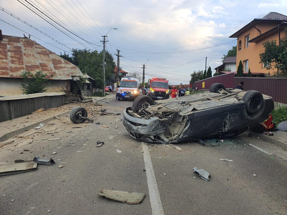 O mașină scăpată de sub control s-a izbit într-o casă și s-a răsturnat
