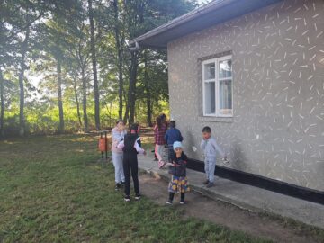 Elevi din Stamate învață într-o școală de chirpici, de 60 de ani, cu toalete noi, dar nefuncționale