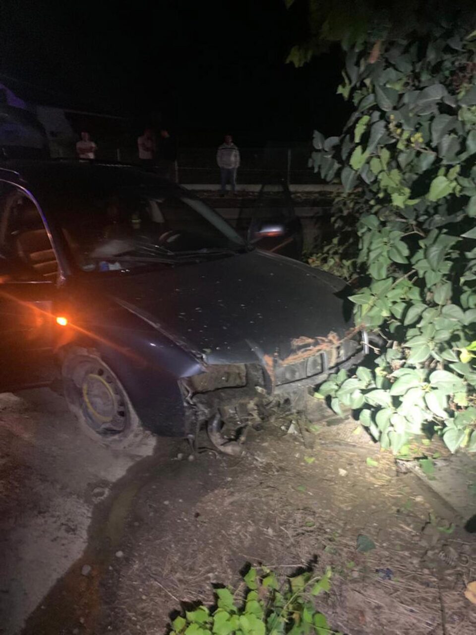 Mașina intrată în gard în timpul urmăririi