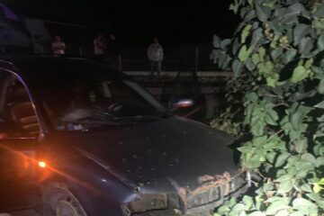 Mașina intrată în gard în timpul urmăririi