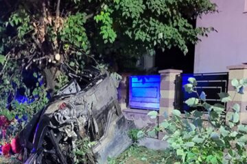 BMW-ul condus de un tânăr a intrat într-un podeț, s-a răsturnat și a ajuns într-un copac