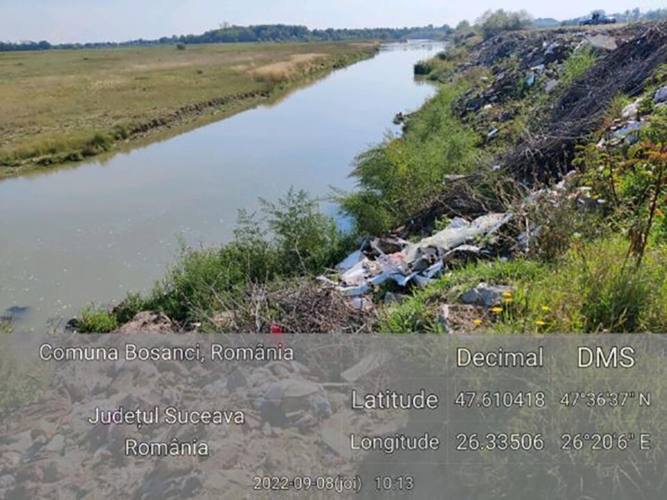 Gunoaiele de pe malul râului Suceava, la Bosanci