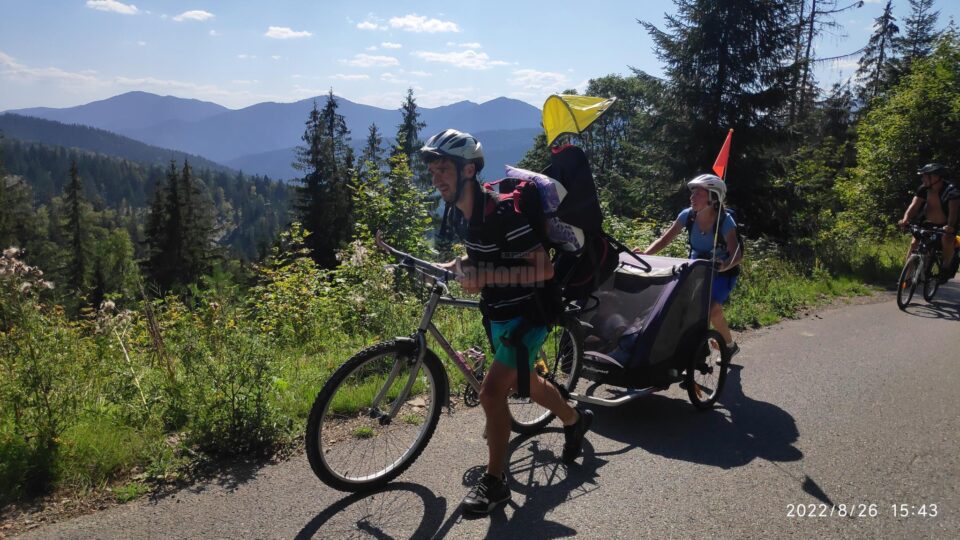Minunatele peisaje din Bucovina, promovate printr-un tur cicloturistic