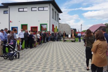 Două investiții noi din Horodnic de Sus, o sală de sport și o grădiniță, inaugurate în prezența primarului Valentin Luță