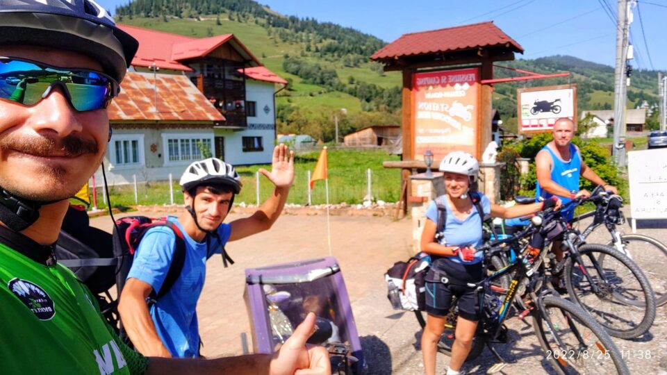 „Turul Bucovinei pe bicicletă”, efectuat de cinci temerari, dintre care un copil de 2 ani, tras de tatăl său