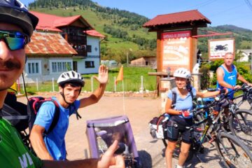 „Turul Bucovinei pe bicicletă”, efectuat de cinci temerari, dintre care un copil de 2 ani, tras de tatăl său