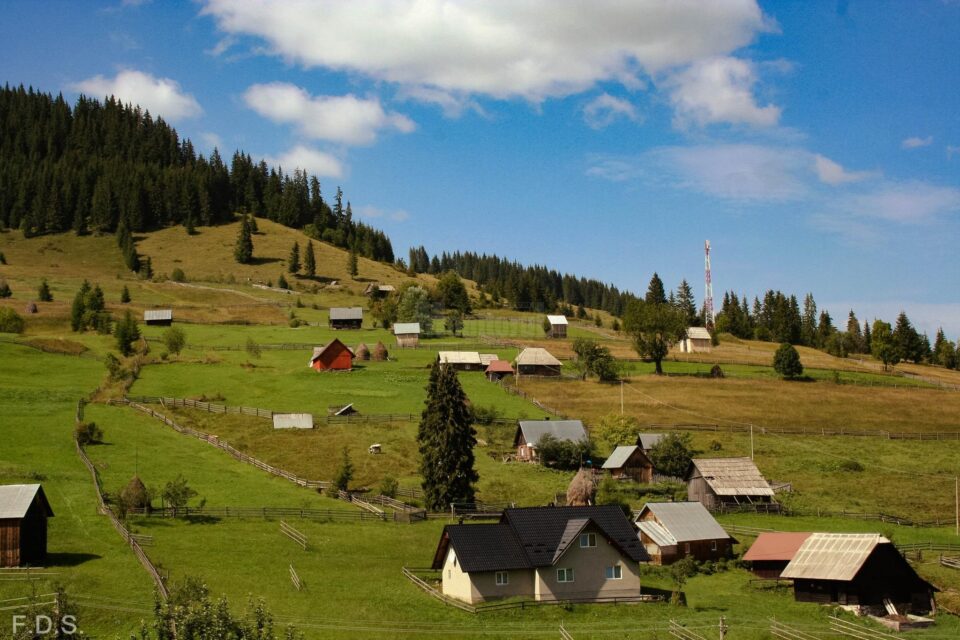 Minunatele peisaje din Bucovina, promovate printr-un tur cicloturistic