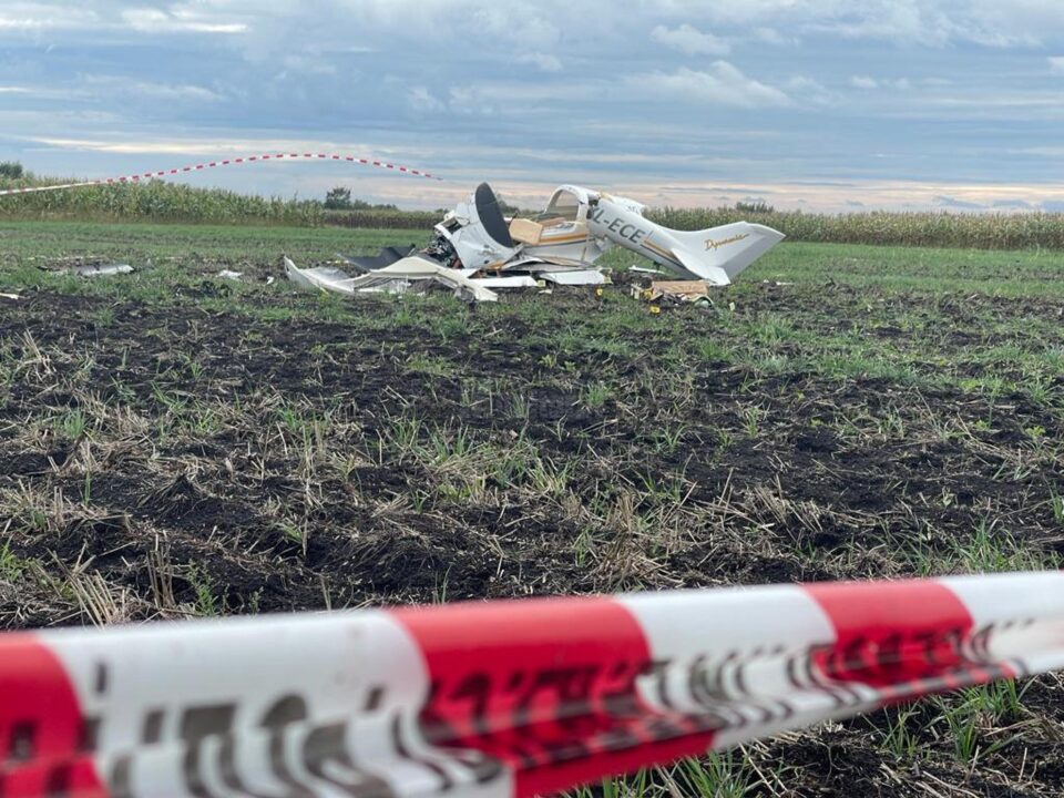 Specialiști de la Aviația Civilă vor examina avionul prăbușit. Aparatul decolase la ora 15.00, iar motorul era deja rece când s-a dat alarma