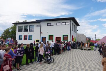 Două investiții noi din Horodnic de Sus, o sală de sport și o grădiniță, inaugurate în prezența primarului Valentin Luță
