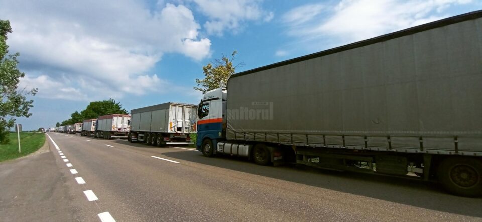 Flutur a arătat că în prezent sunt peste 100 de tiruri care stau în rând, însă au fost perioade în care coloana se întindea pe câțiva kilometri Flutur a arătat că în prezent sunt peste 100 de tiruri care stau în rând, însă au fost perioade în care coloana se întindea pe câțiva kilometri