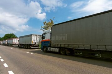 Flutur a arătat că în prezent sunt peste 100 de tiruri care stau în rând, însă au fost perioade în care coloana se întindea pe câțiva kilometri