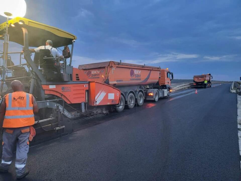 Covor asfaltic nou va fi turnat și la Poiana Stampei