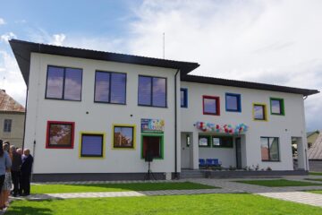 Două investiții noi din Horodnic de Sus, o sală de sport și o grădiniță, inaugurate în prezența primarului Valentin Luță