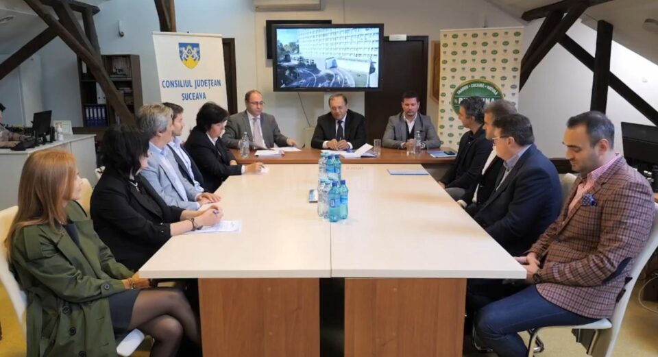 Conducerea Spitalului Județean de Urgență „Sf. Ioan cel Nou”, cea a Consiliului Județean și cea a Universității „Ștefan cel Mare” au semnat contractul de colaborare în vederea transformării unității medicale în spital clinic Conducerea Spitalului Județean de Urgență „Sf. Ioan cel Nou”, cea a Consiliului Județean și cea a Universității „Ștefan cel Mare” au semnat contractul de colaborare în vederea transformării unității medicale în spital clinic