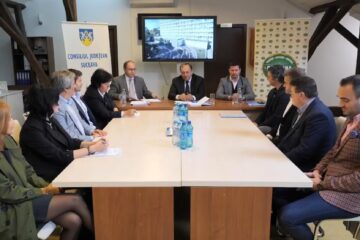 Conducerea Spitalului Județean de Urgență „Sf. Ioan cel Nou”, cea a Consiliului Județean și cea a Universității „Ștefan cel Mare” au semnat contractul de colaborare în vederea transformării unității medicale în spital clinic