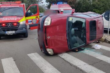 Mașina răsturnată în urma impactului